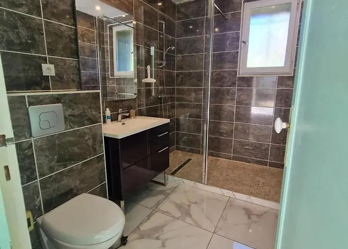 Villa Spacieuse Avec Piscine Privee A Ranton - 330 M² *